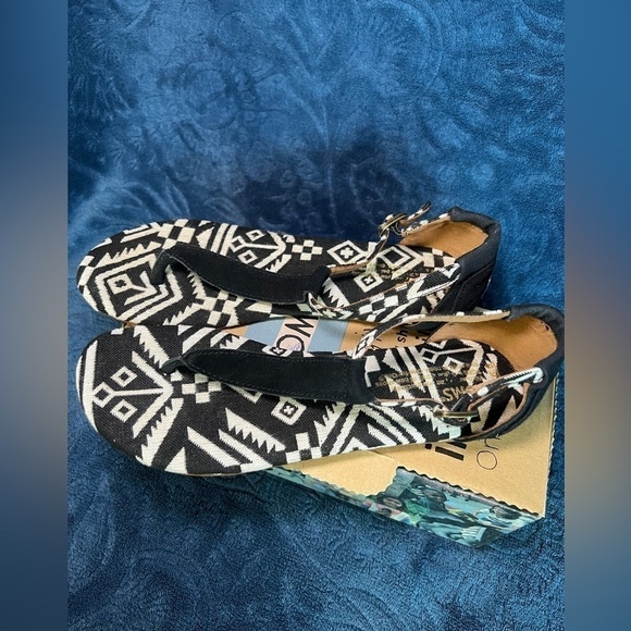 Toms Playa Aztec Thong Black and White Print Sandal Size 6.5 with original Box - Picture 2 of 6